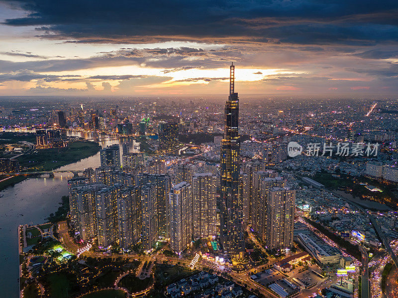 地标81号的鸟瞰图-这是一座超高层摩天大楼和西贡大桥，沿着西贡河发展建筑