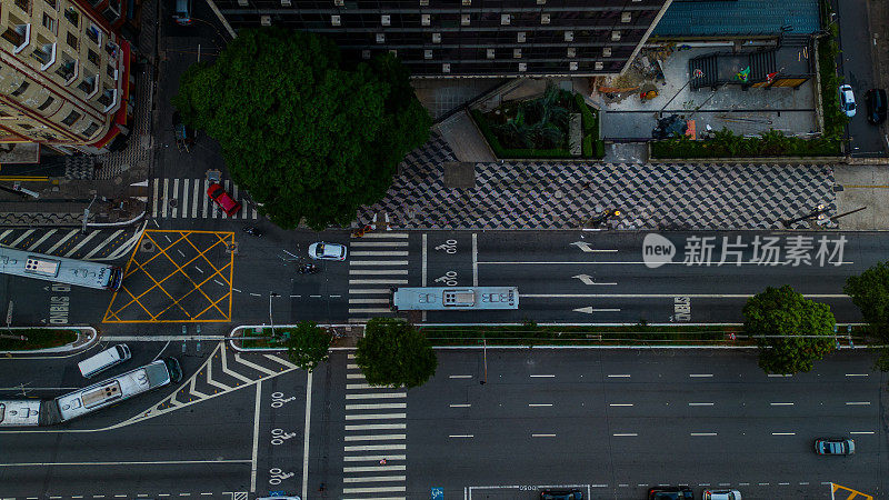 大街上的巴士，鸟瞰图