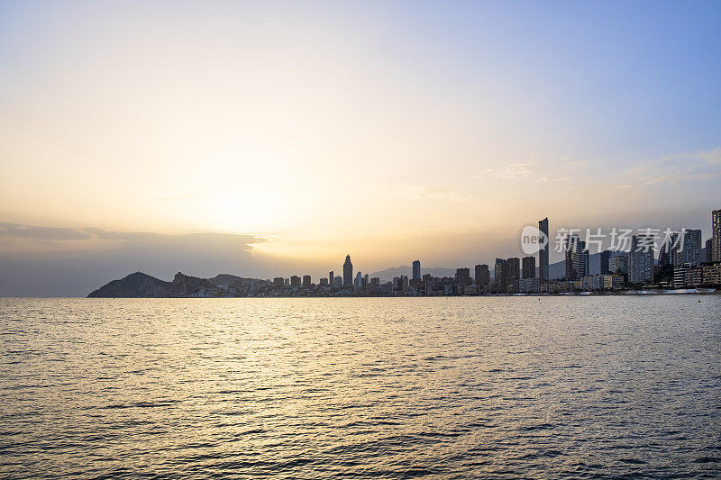 贝尼多姆海滨的摩天大楼，西班牙科斯塔布兰卡的一个旅游目的地