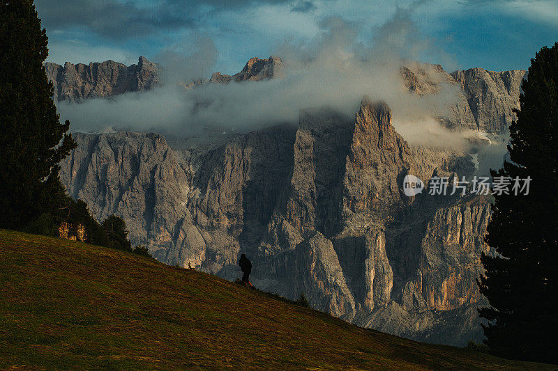 白云石山脉的山景:塞拉群