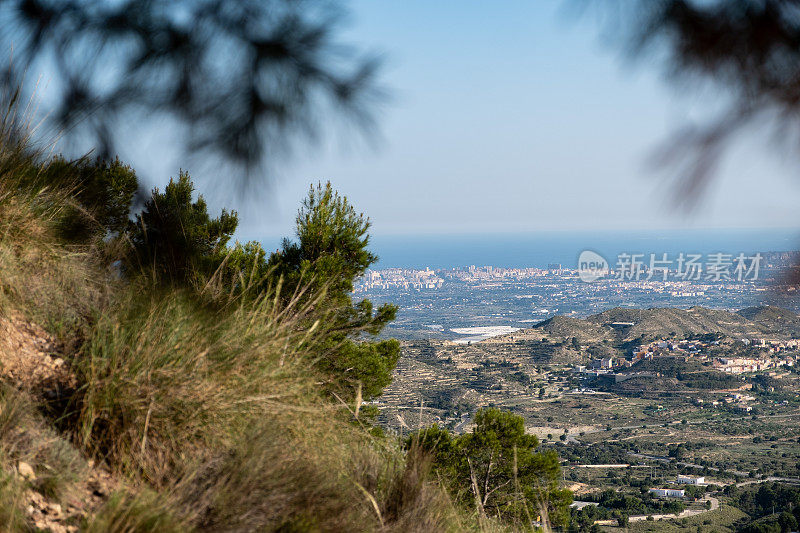 夏季阿利坎特地区的风景。从卡德科多尔山上俯瞰山谷。