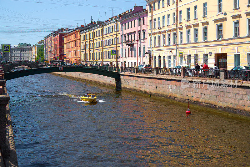圣彼得堡的街道和格里博多夫运河