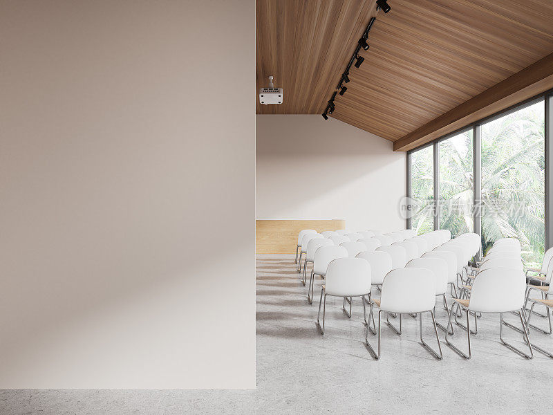 白色的演讲厅内部有椅子和空白的墙壁