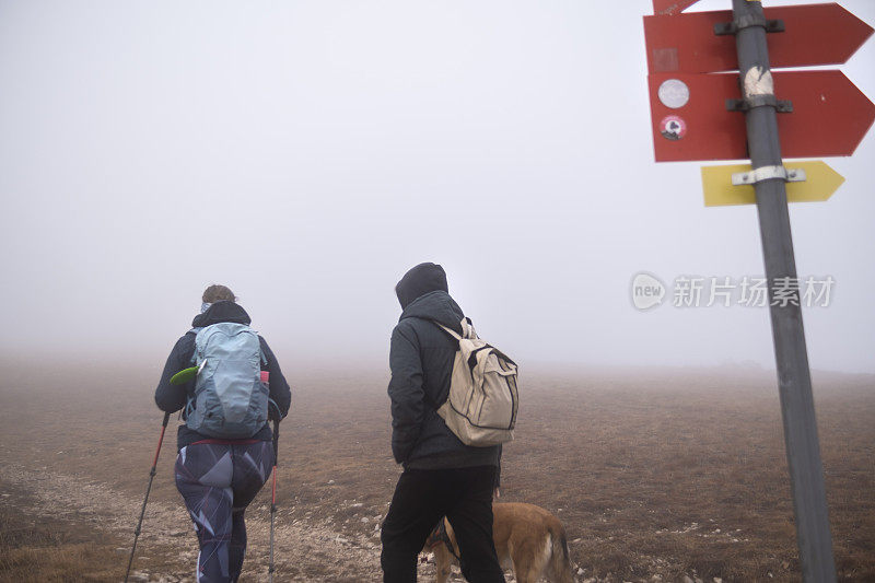 沿着一条徒步小径爬上陡峭的小山