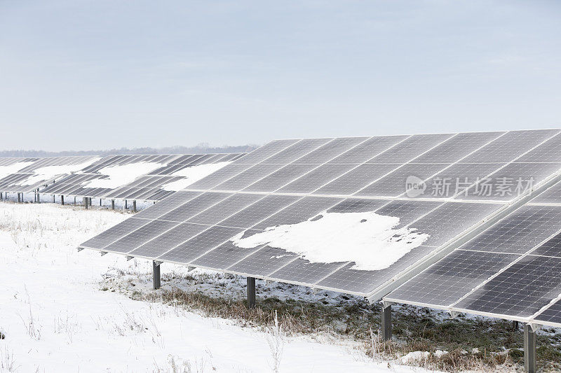 冬天有雪的太阳能电池板发电站