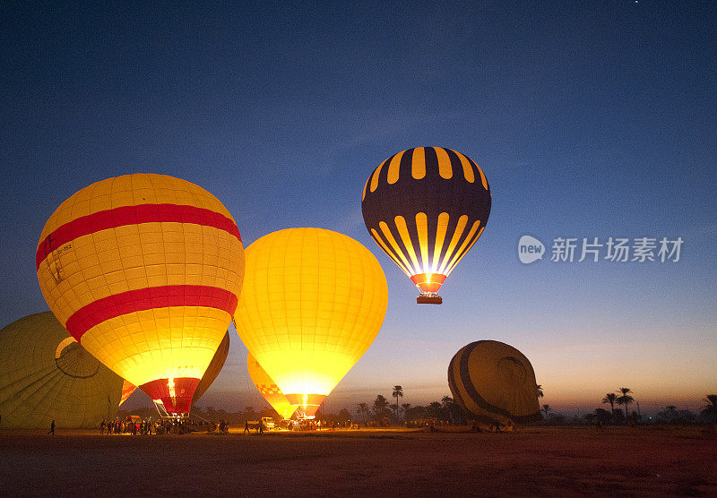 黎明时分，大气气球在山谷上空升空，前往埃及尼罗河卢克索的国王和尼罗河腹地