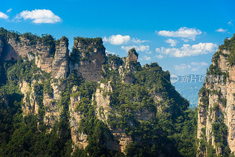 中国湖南省张家界武陵源国家森林公园天子山(阿凡达山脉)天然石英砂岩柱的壮丽景色。令人难以置信的景色。这个国家公园是电影《阿凡达》的灵感来源。