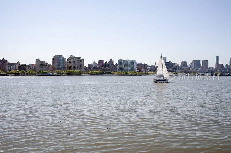 纽约港的帆船