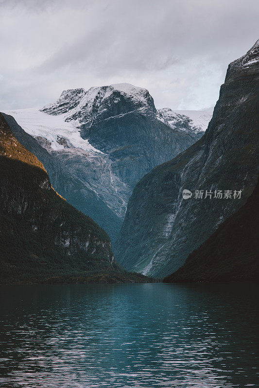 洛瓦内特湖和山脉景观在挪威旅游美丽的目的地喜怒哀乐的风景斯堪的纳维亚的自然景观