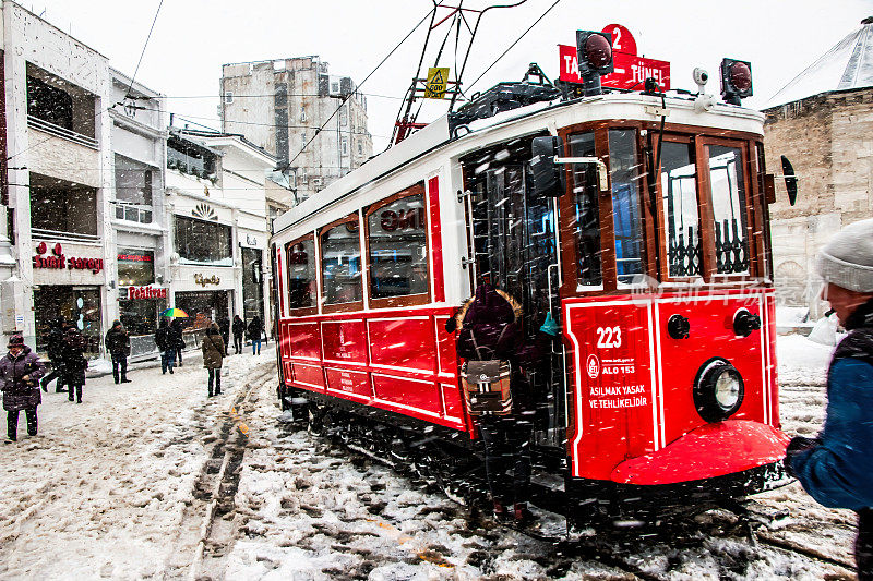 伊斯坦布尔，贝奥格鲁，Istiklal街的冬天和红色电车。