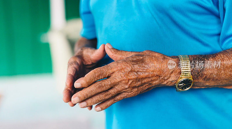 一个90多岁的老人的手和手表的特写