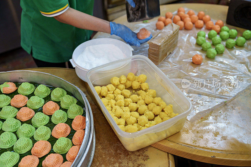 在一个特写镜头中，可以看到厨师在厨房里做馕饼