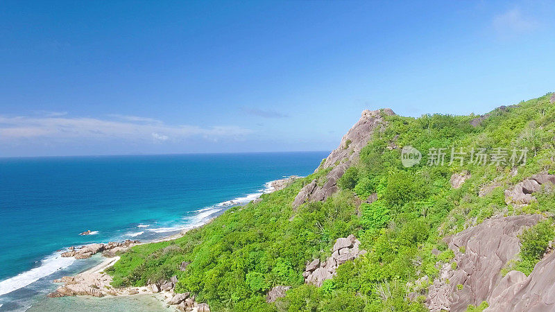 塞舌尔拉迪格的阿根特海滩。热带海岸线在阳光明媚的日子鸟瞰图