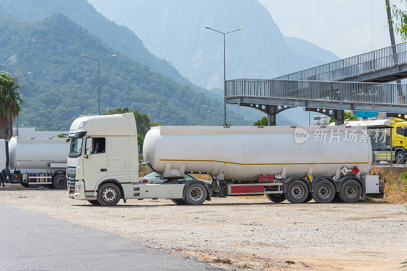 带油罐拖车的卡车停在公路储备燃料仓库附近。