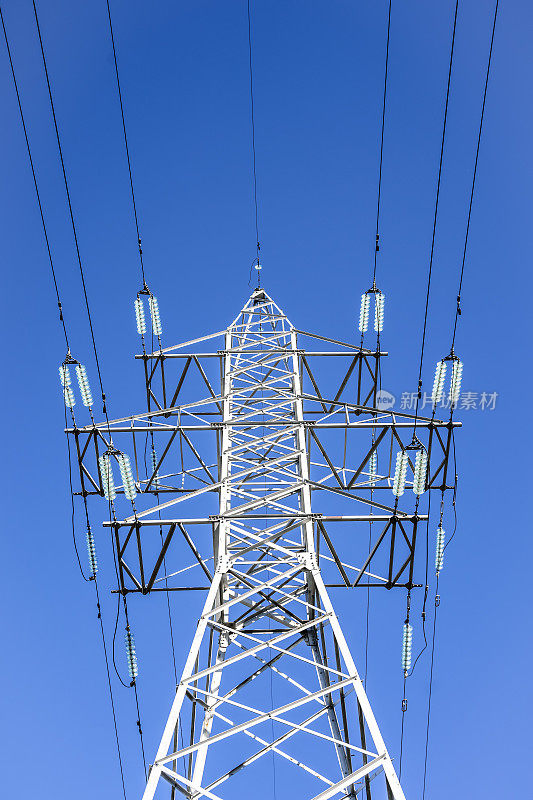 高压电顶着天空。带电线的输电塔