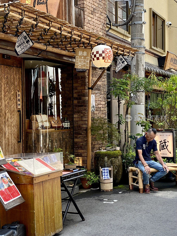 日本-东京-浅草区-日式旅馆前