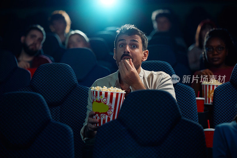 年轻人在电影院看悬疑电影。