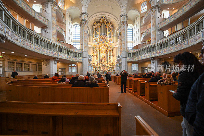 游客和当地人在新市场广场著名的德累斯顿圣母教堂。