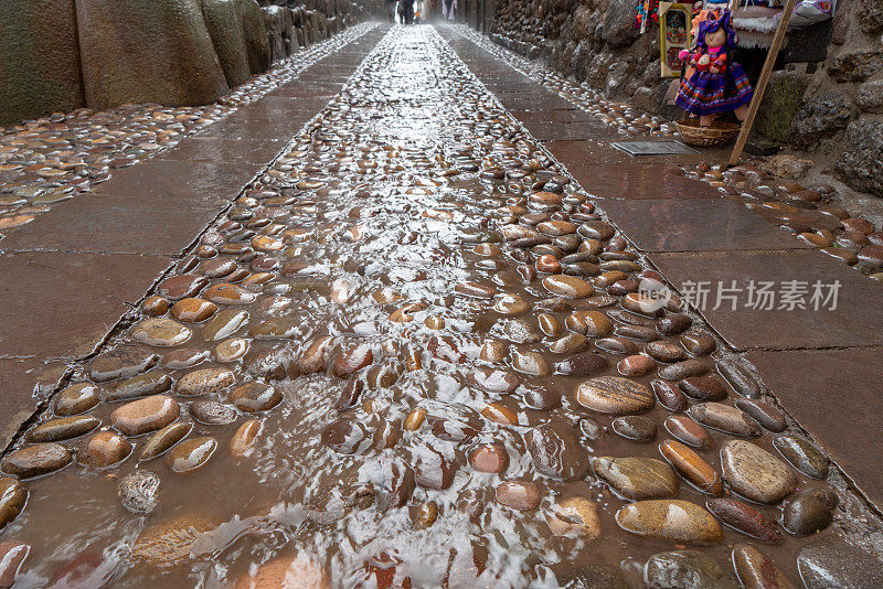 雨中石块路面