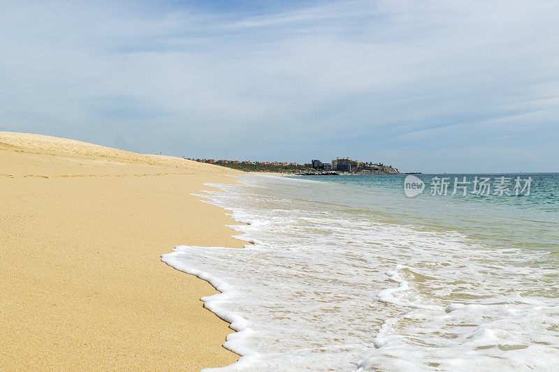 卡波圣卢卡斯周围的旅游海滩白天视图