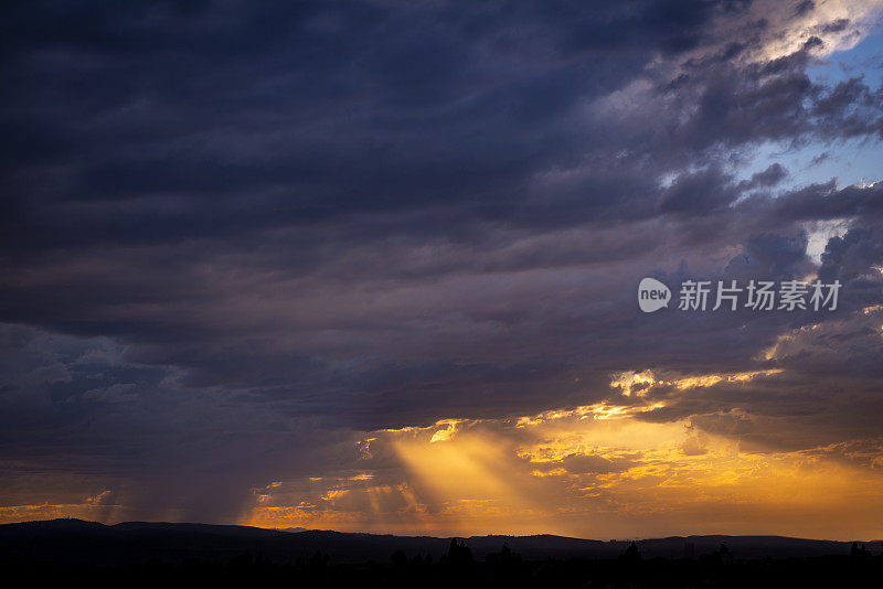 雷暴云季风戏剧性的天空