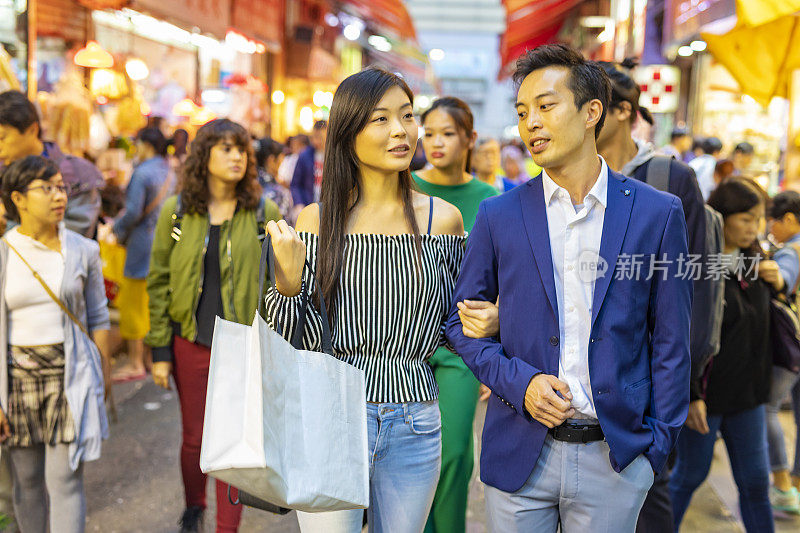 一群亚洲朋友在香港夜市购物