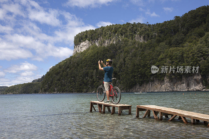 男自行车手码头山湖