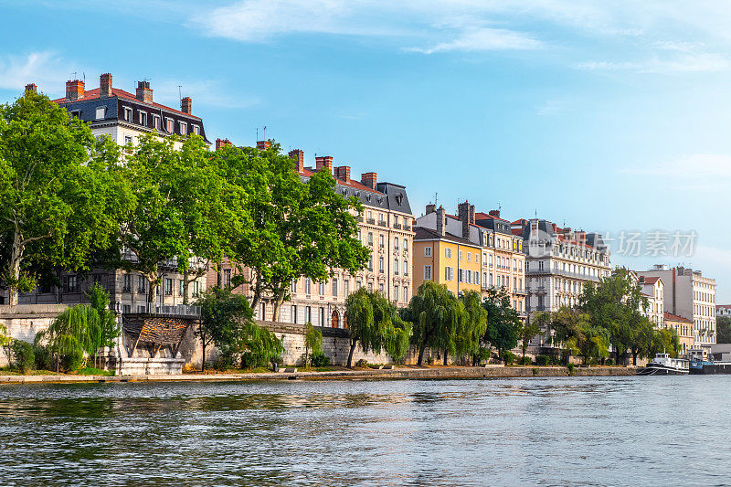里昂城市的建筑建筑在阳光明媚的夏日从Saone河的角度看法国