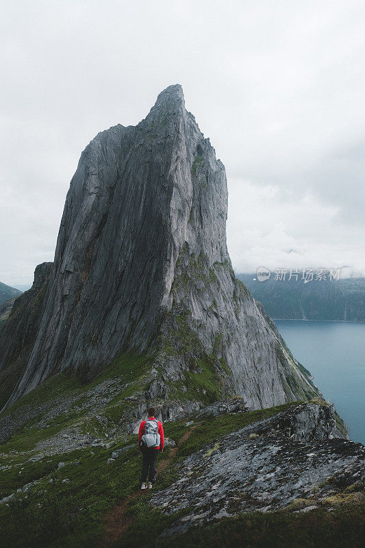 背着背包的男子徒步旅行到挪威北部美丽的塞格拉山