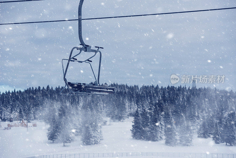 滑雪坡道和滑雪缆车降雪