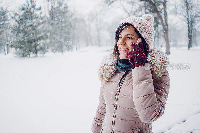 一个女人在雪地里打电话