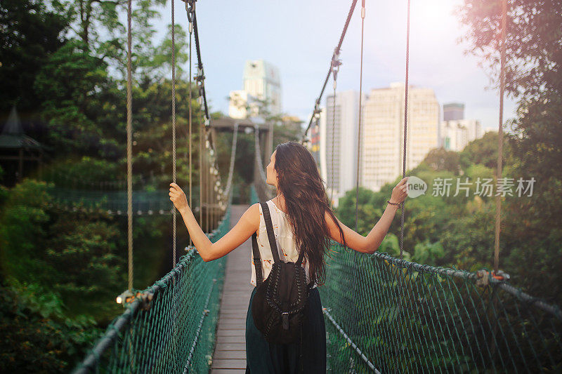 后视图的一个单独的旅行者在吉隆坡，马来西亚的女人