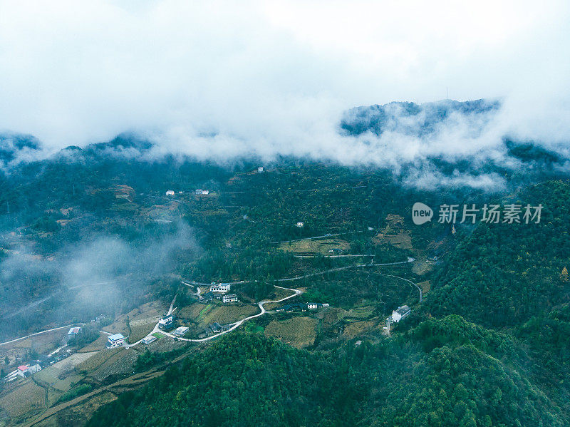 山上有雾，下雨天