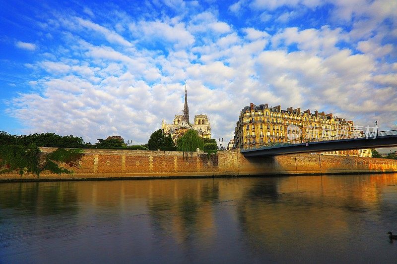 巴黎圣母院俯瞰塞纳河-日出时的法国建筑-巴黎，法国