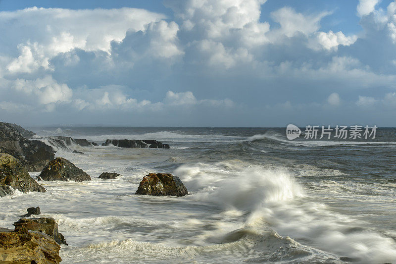 加利福尼亚海岸附近汹涌的海浪