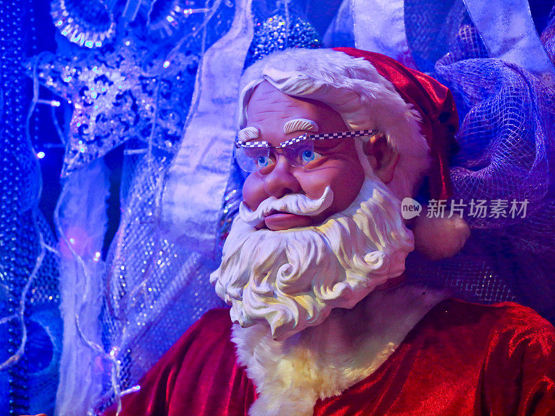 真人大小的圣诞老人小雕像对蓝色圣诞装饰