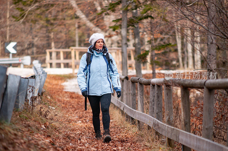 成年女子徒步旅行在意大利阿尔卑斯山的山路上