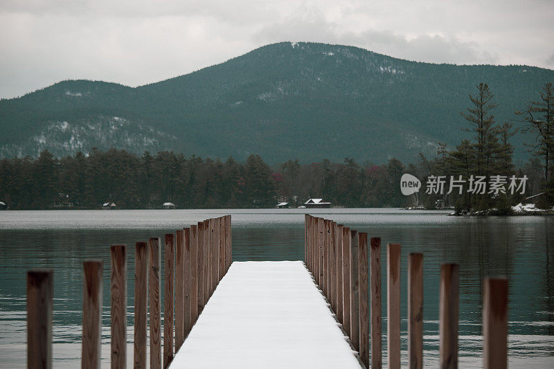 宁静的乔治湖，纽约，雪覆盖的码头