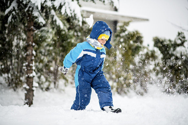 大雪过后，小男孩在享受雪