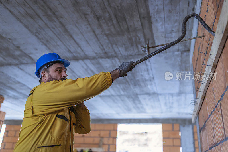 建筑工地上的建筑工人