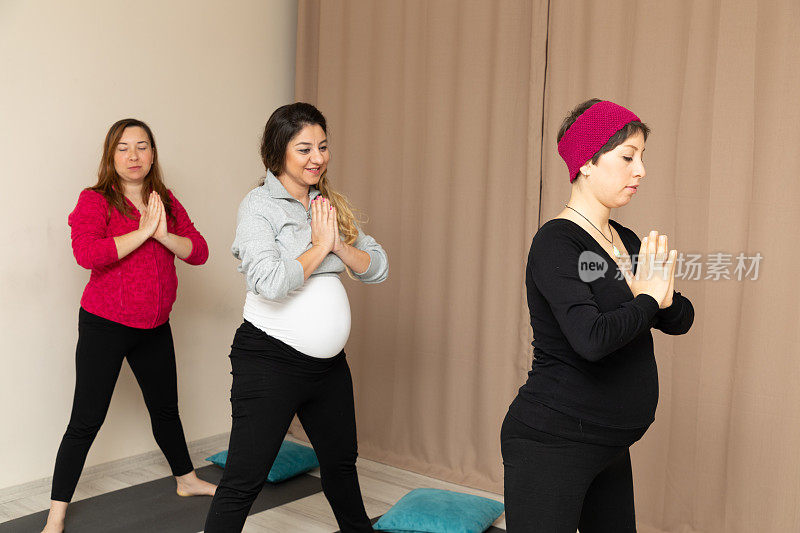 年轻孕妇在做产前瑜伽