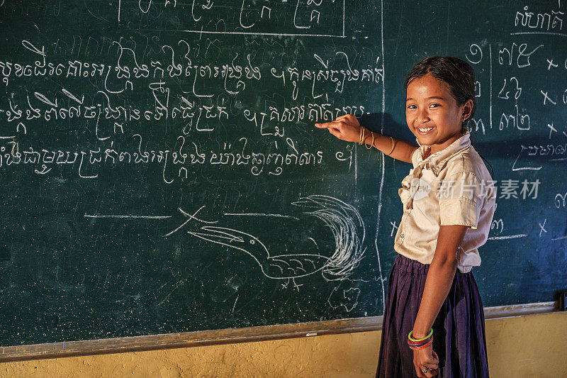 柬埔寨洞里萨普，一名柬埔寨女学生在上课