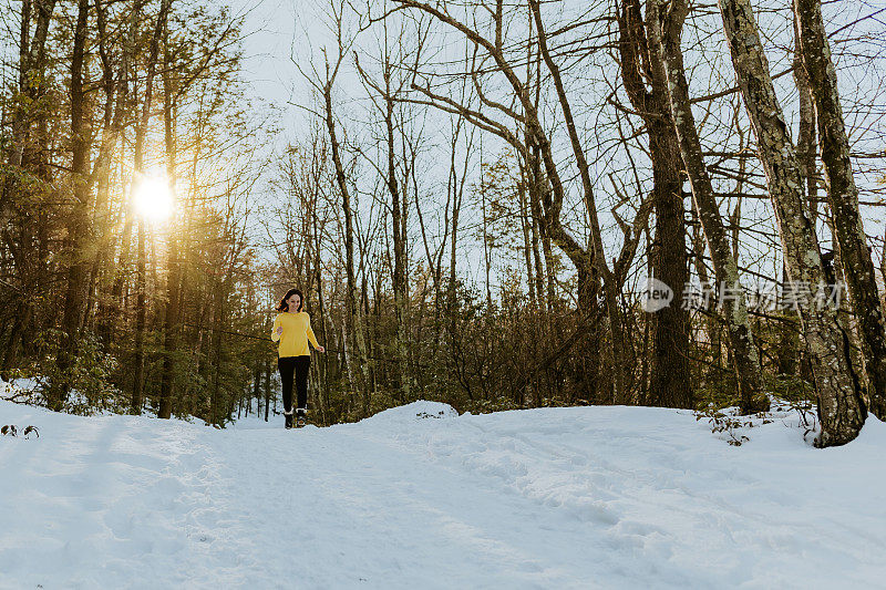 女人在雪地上蹦蹦跳跳