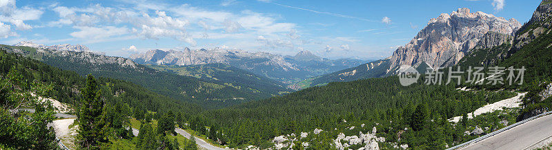 白云石山脉,意大利。从通往Falzarego山口的道路上的巴迪亚山谷全景图