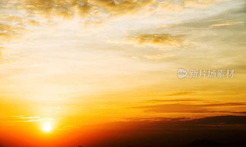 夕阳下金色的天空