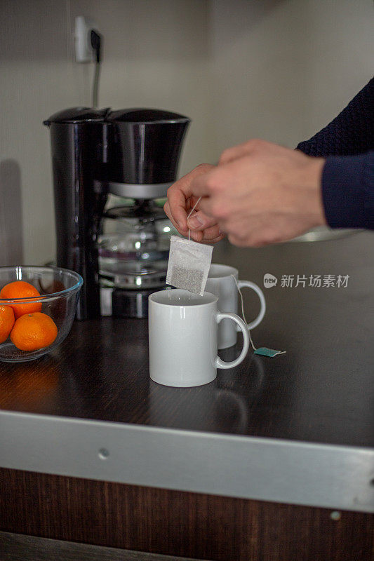 男人用茶泡茶