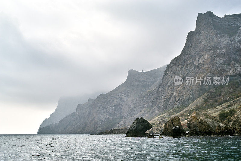 落基山脉海岸，卡拉达火山，多云的天空，大雾，克里米亚