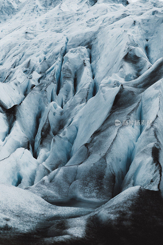 近距离观察莫雷诺冰川的绿松石质地