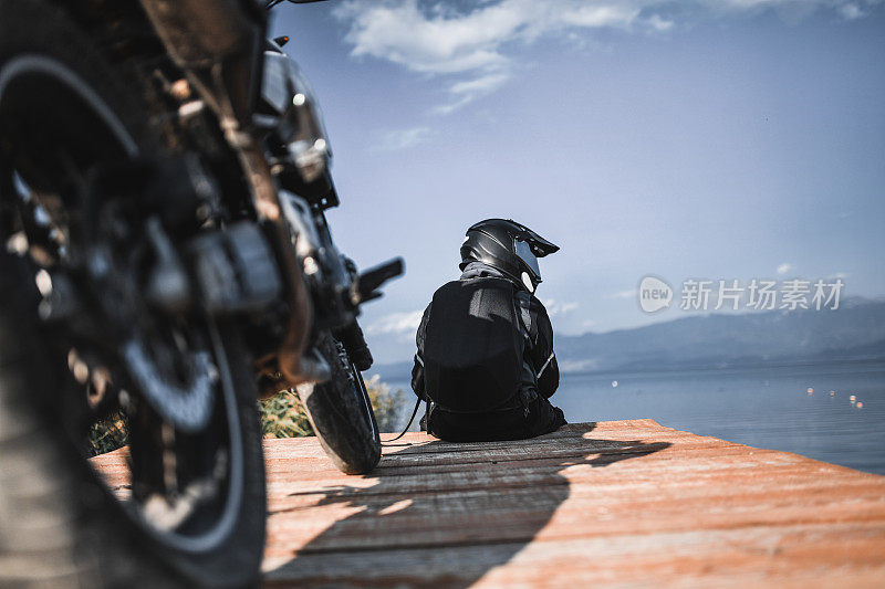 孤独的摩托车手在为进一步的旅行休息
