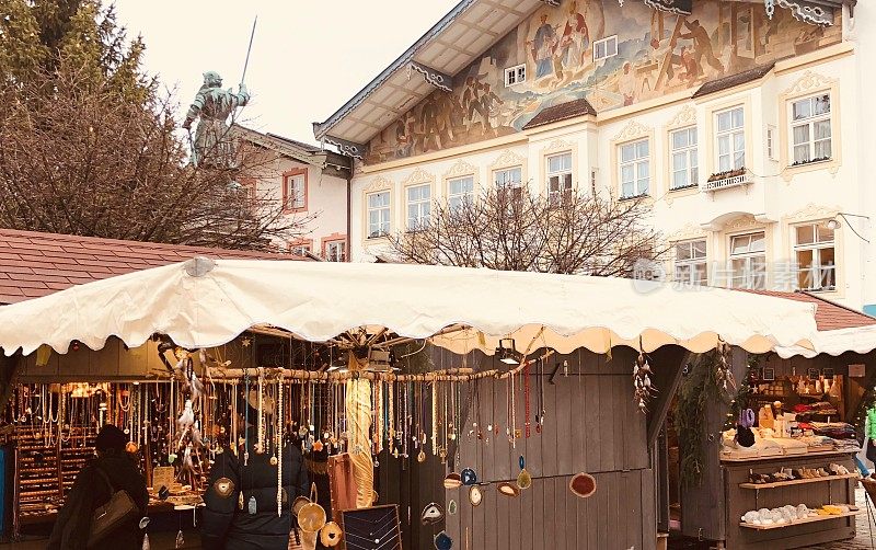 CC-圣诞市场坏Tölz，巴伐利亚-圣诞摊位和典型的房子的背景